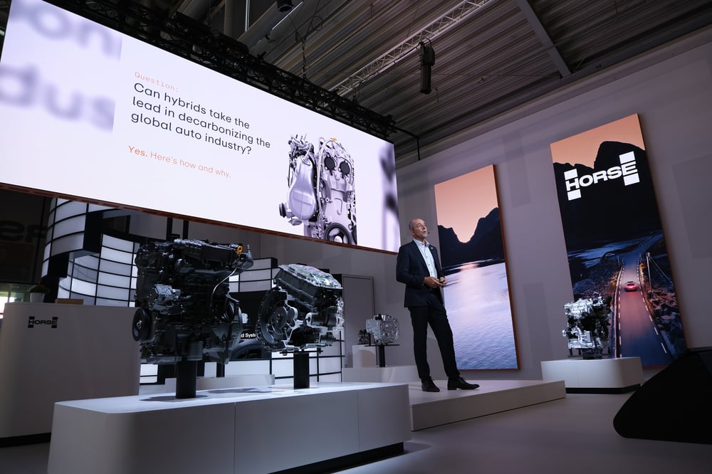 首席执行官马蒂亚斯-贾尼尼（Matias Giannini）在新闻发布会上发言